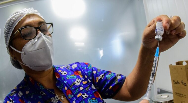 Pediatras insisten en vacunar a los niños con la hexavalente
