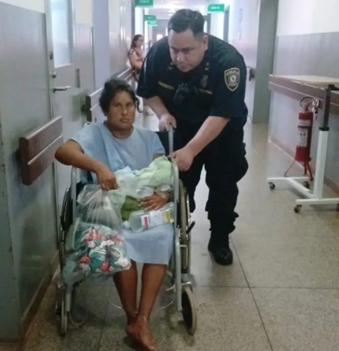 Policía asiste a mujer que dio a luz en su vivienda en el barrio General Genes