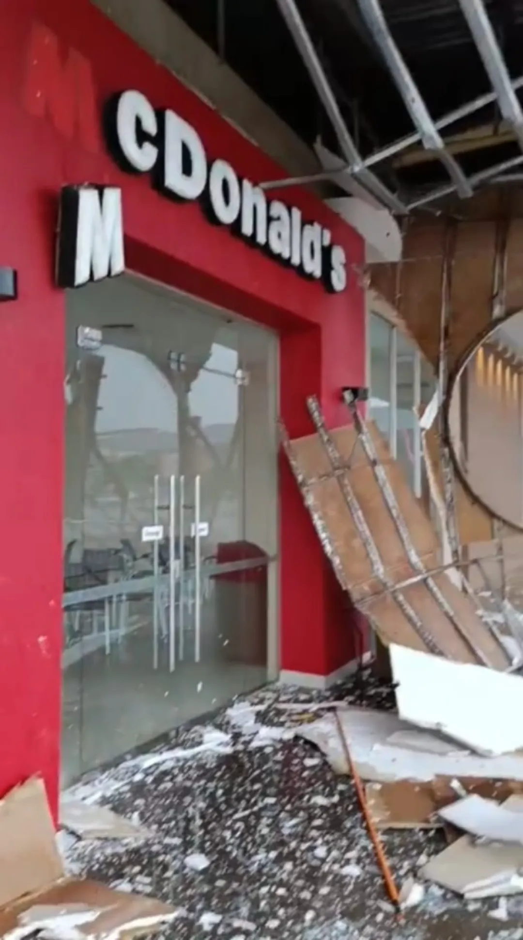 Tormenta en Pedro Juan Caballero donde fuertes vientos destruyeron la fachada de McDonald's