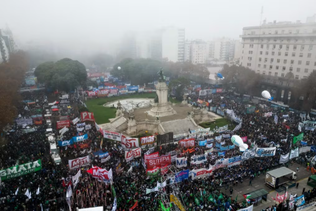Cinco diputados fueron hospitalizados tras participar en manifestación en Argentina