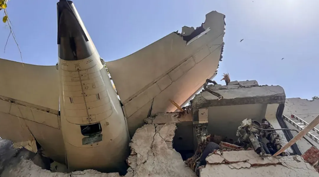 “No hay rastro de supervivientes” del avión siniestrado con 242 pasajeros en la India