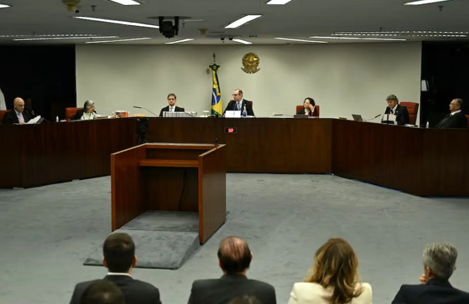 Primero de cinco jueces, Moraes vota a favor de condenar a Bolsonaro en Brasil