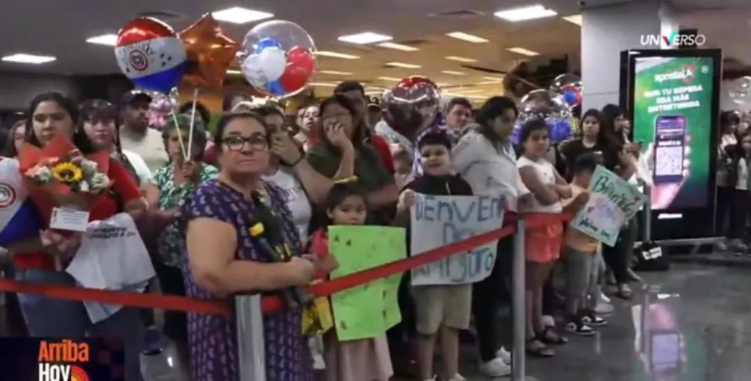 Con globos, carteles y alegría: Así reciben a compatriotas que vuelven al país para pasar las fiestas