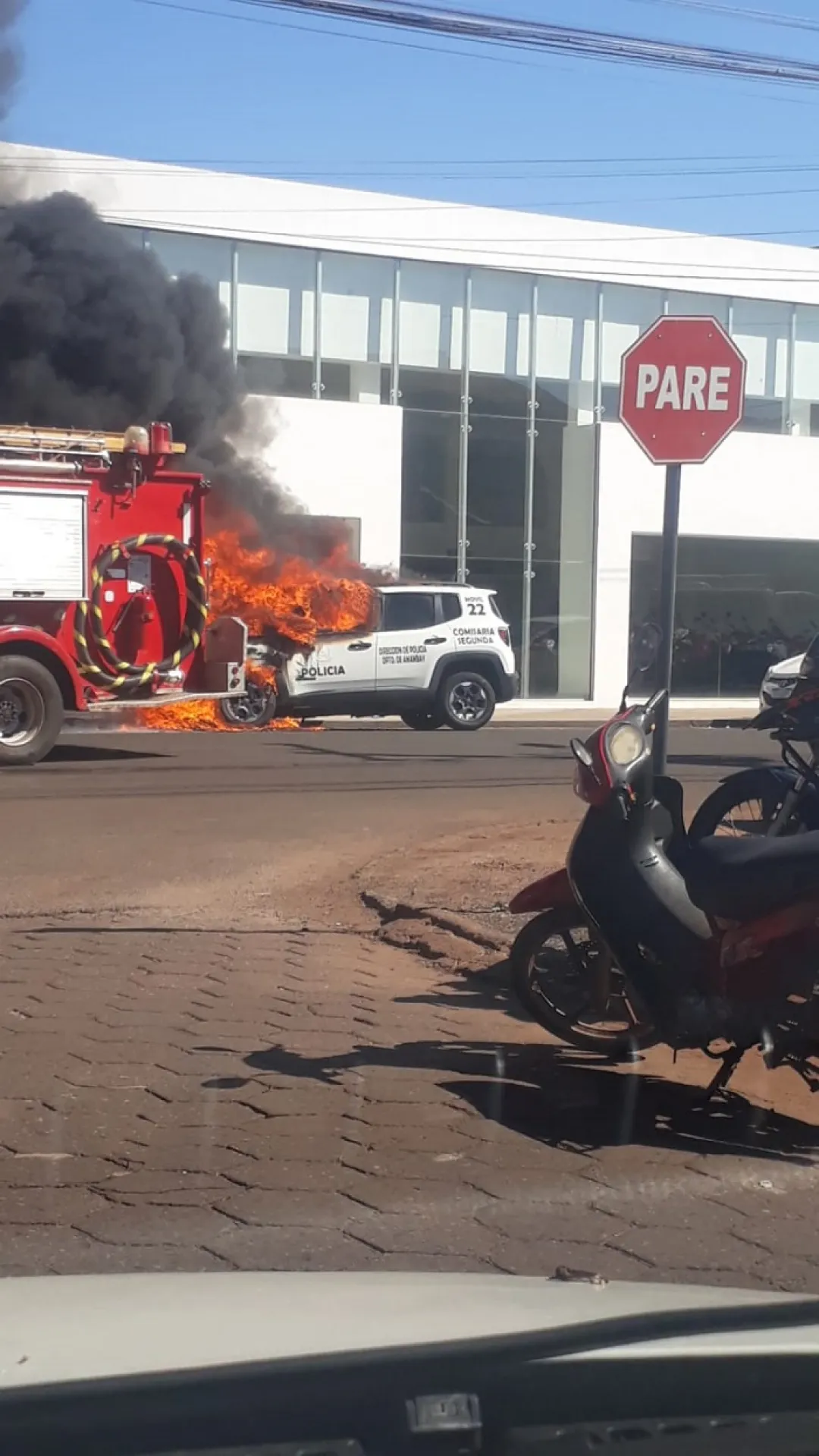 Fuego consume patrullera en la vía pública