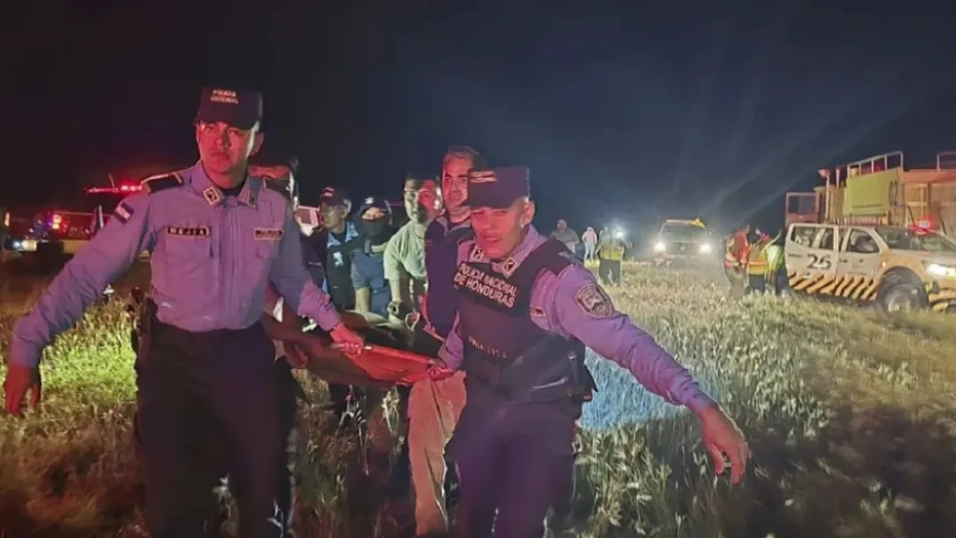 Rescatan último cuerpo de avión que cayó en Caribe de Honduras dejando al menos 13 muertos