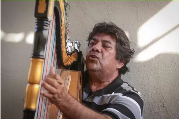 Desde hace 53 años concepcionero mantiene viva la tradición paraguaya tocando el arpa
