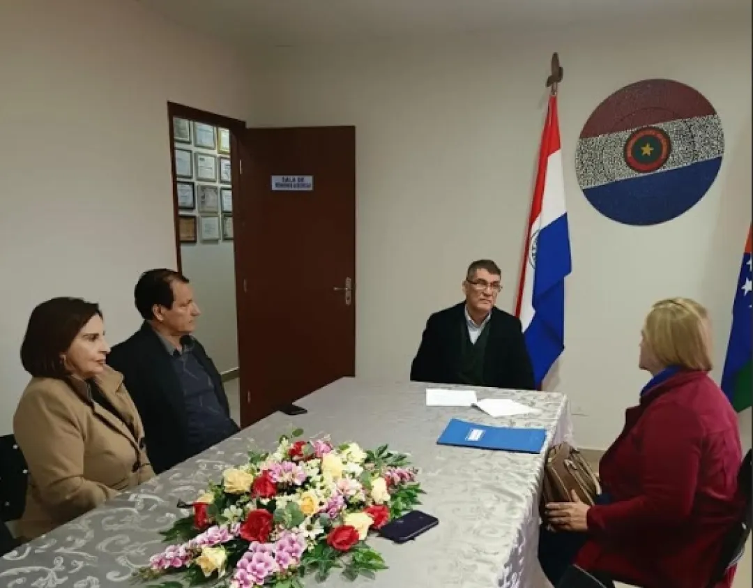 Autoridades escolares visitan al intendente para hablar sobre el tinglado de la escuela Mcal. Lopez