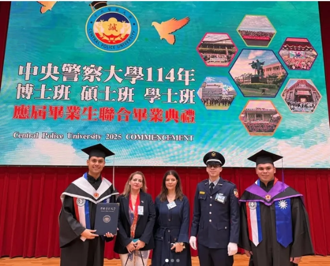 Presidente de Taiwán colocó borlas a oficiales paraguayos graduados en universidad policial de la isla