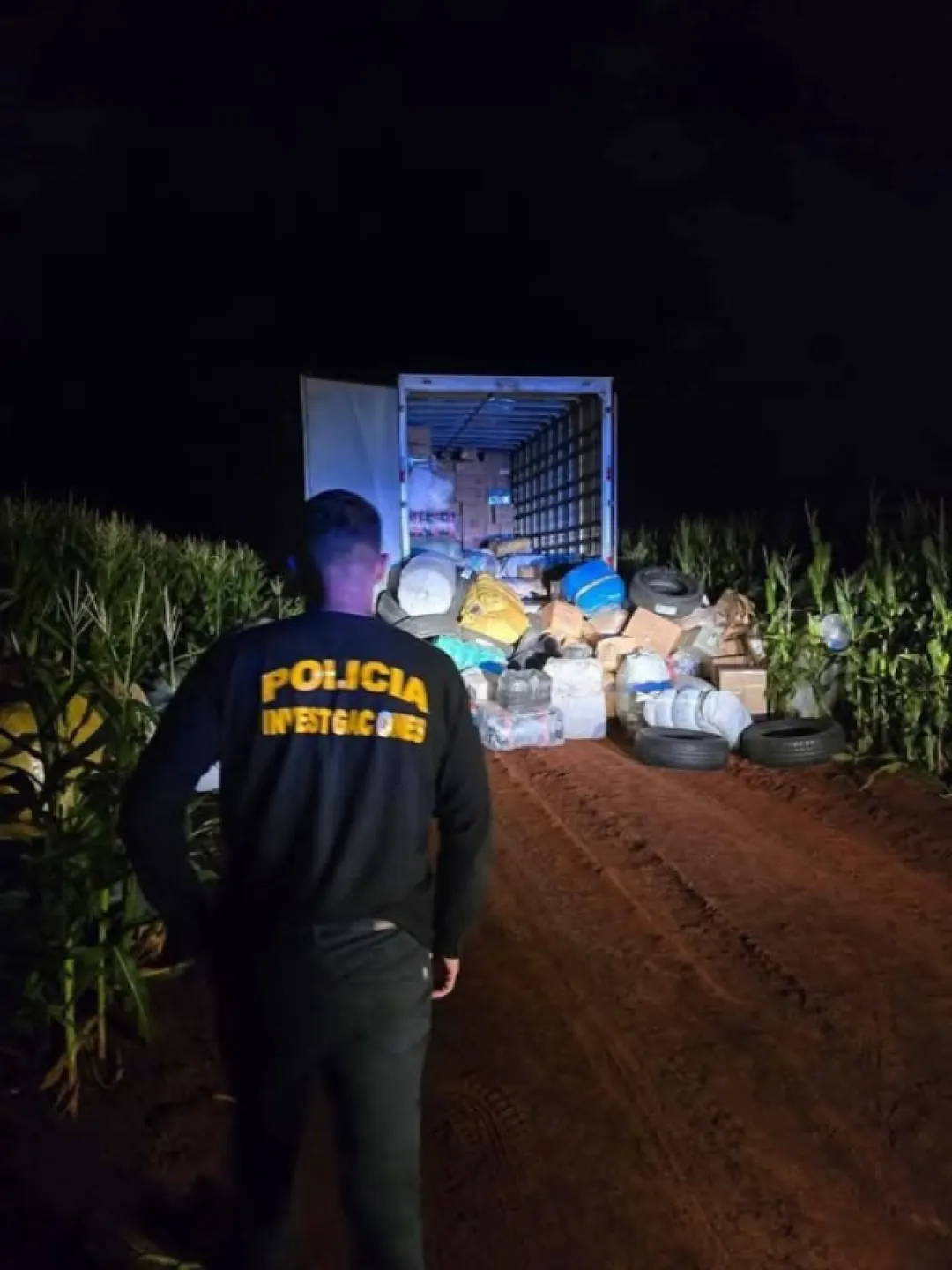 En  operativo tipo comando, asaltan camión de encomiendas y patrullera