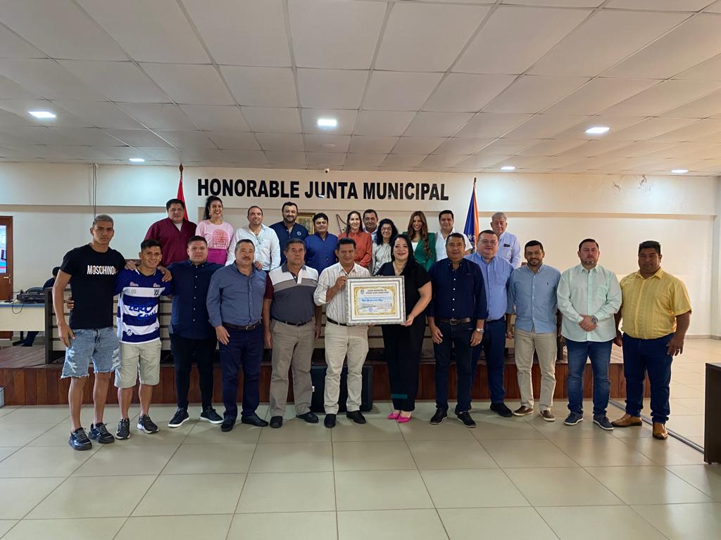 Jugadores, dirigentes y cuerpo técnico del 2 de Mayo homenajeados por la Junta Municipal
