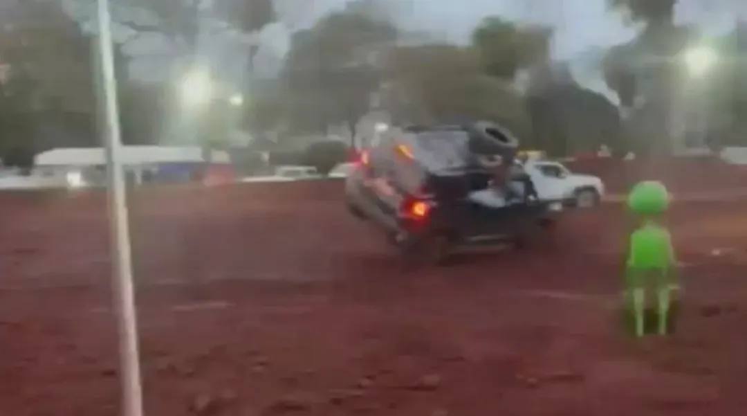 Camioneta casi aplasta a mujer tras volcar en una actividad de vehículos 4x4