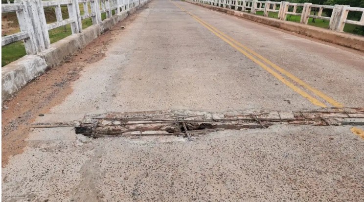 Deterioro de puente pone en riesgo a transeúntes