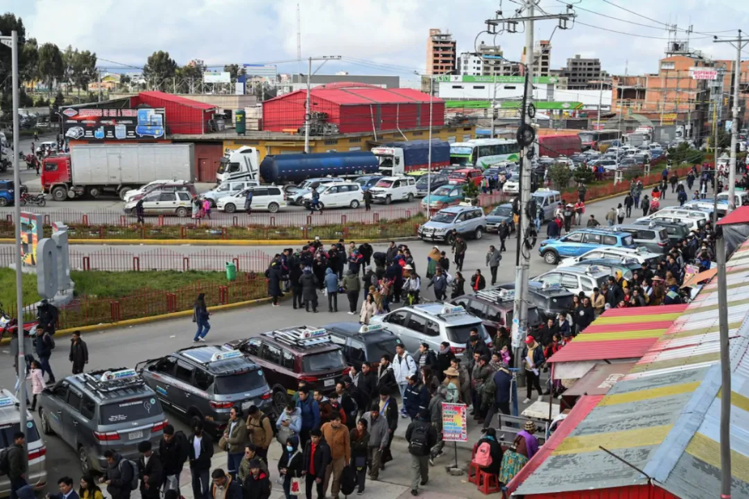 Crisis en Bolivia: miles de personas marcharon contra el gobierno de Arce por la escasez de dólares y combustible