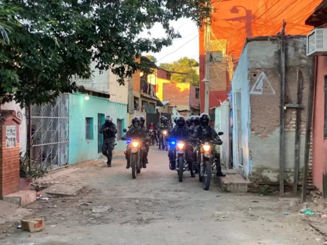 Aparatoso ingreso de 300 policías a la Chacarita en busca de grupos criminales