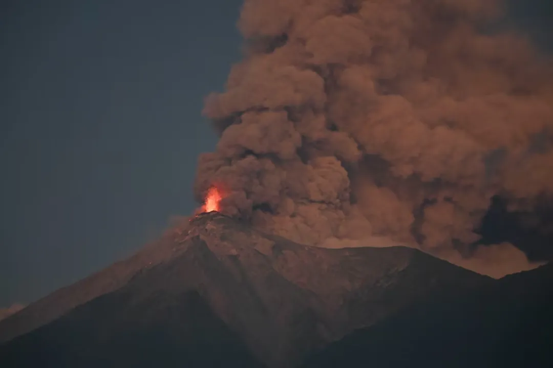 Guatemala: evacúan a casi 10.000 personas por erupción del volcán