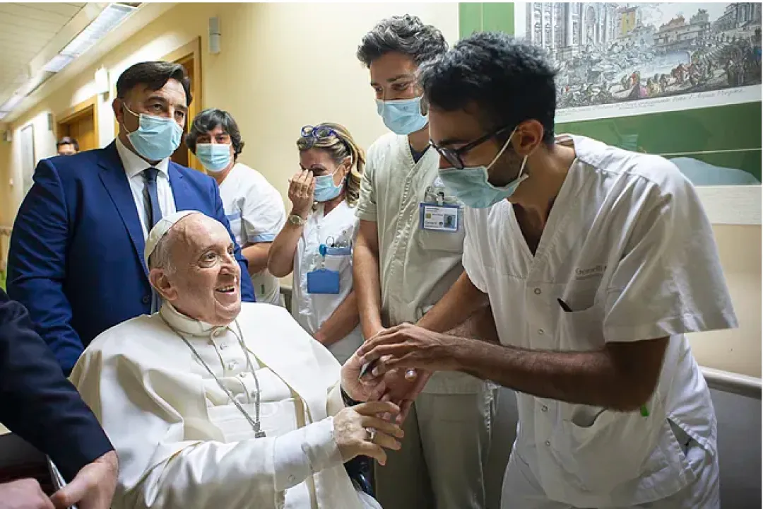 El Papa Francisco trabaja en el hospital: recibió al secretario de Estado del Vaticano y empoderó a una monja