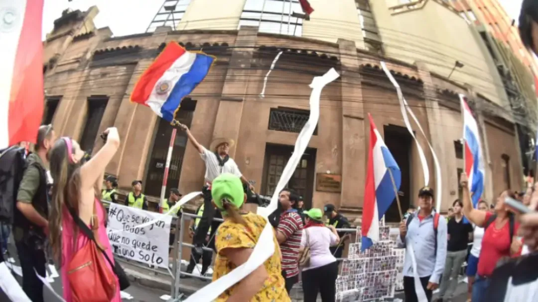 Con banderas y carteles manifestantes protestan contra la corrupción y rodean el JEM