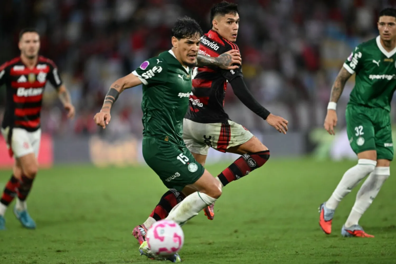 La presidenta del Palmeiras se rinde ante su capitán Gustavo Gómez