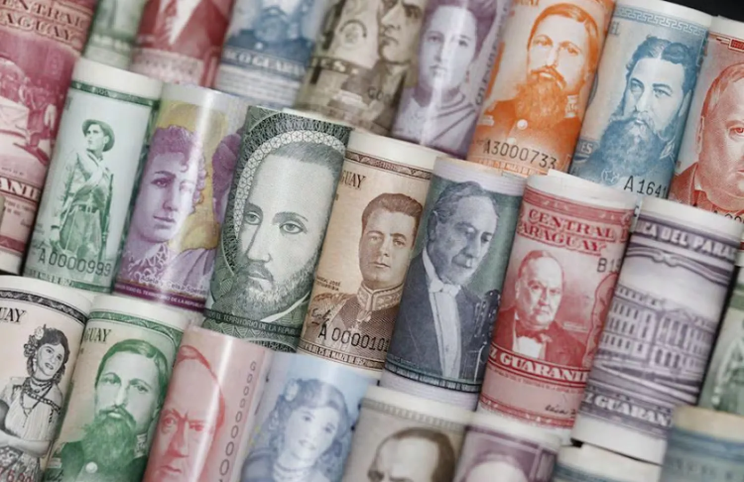 El guaraní, la moneda más fuerte de la región ante el dólar