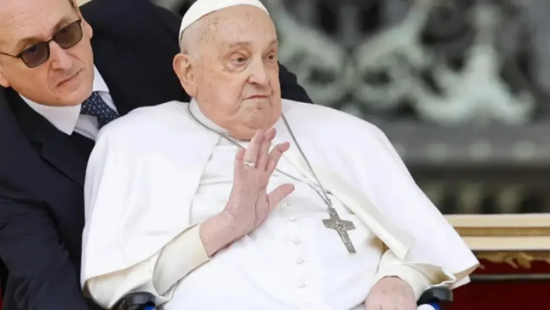 El papa aparece en la plaza de San Pedro para saludar a los fieles en el Domingo de Ramos