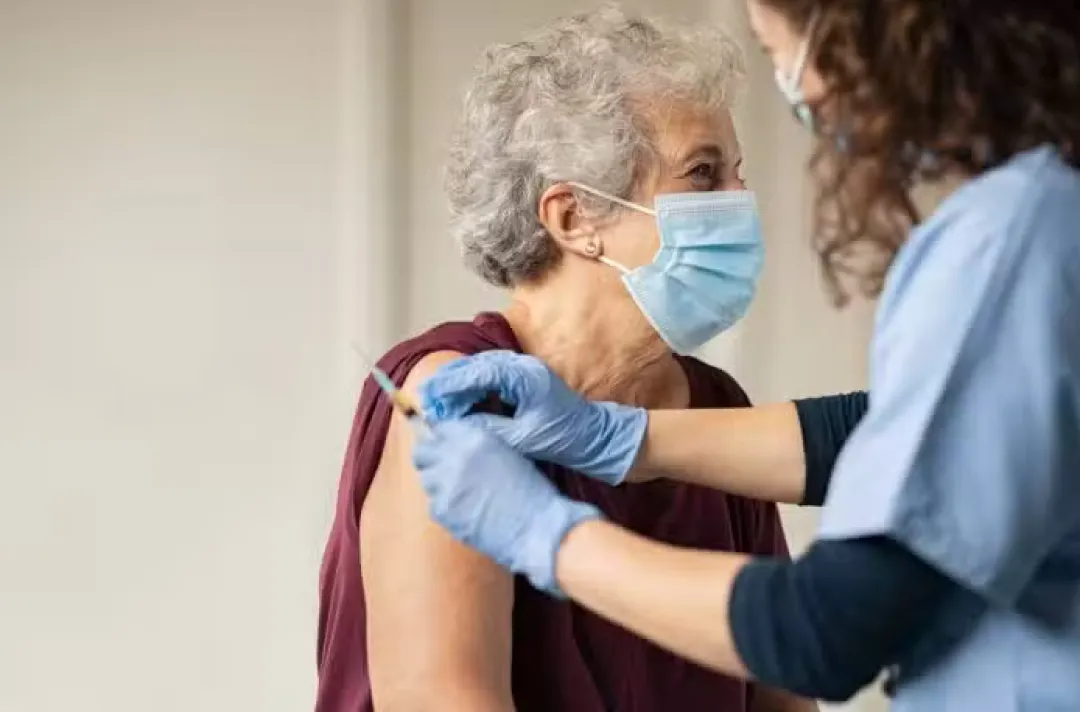Quedan disponibles 32.000 vacunas antigripales para adultos mayores