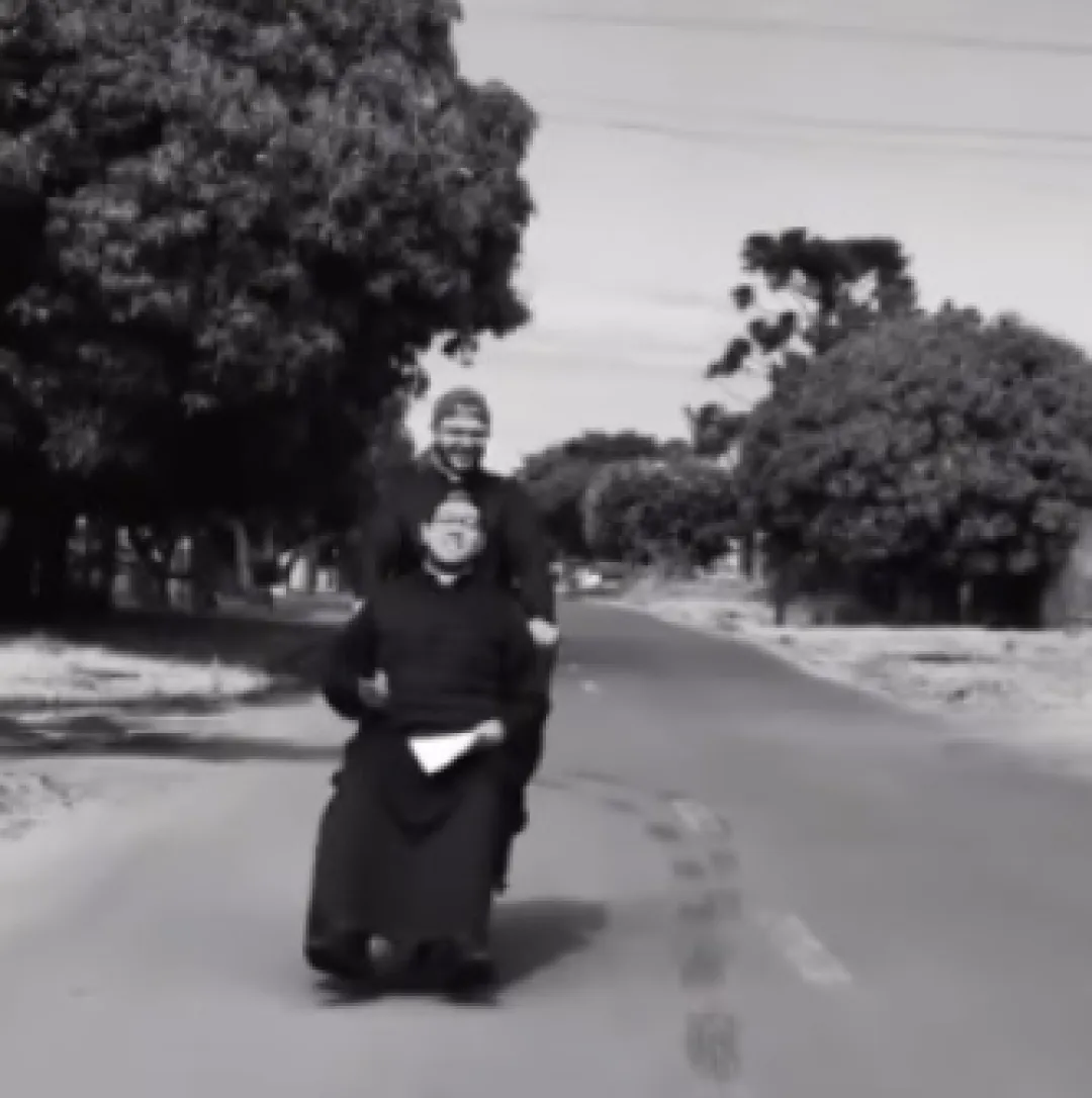 Videos virales: Los sacerdotes de Ponta Porã se inspiran en los 'hipsters' para atraer a los fieles