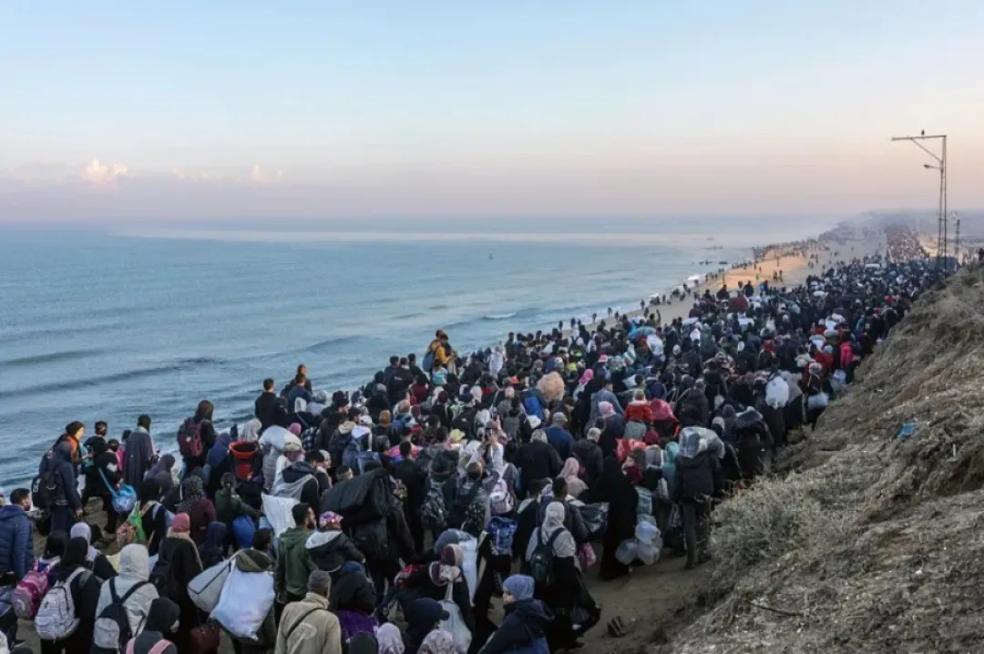 Decenas de miles de palestinos desplazados comienzan su retorno a un norte de Gaza arrasado