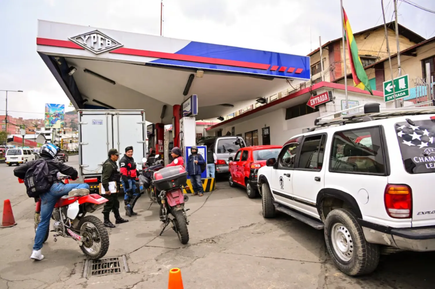 Balotaje en Bolivia en aprietos por la escasez de combustibles