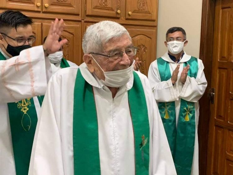 Emotiva ceremonia marc la celebracin de los 50 aos de sacerdocio del monseor Leocadio Rodrguez