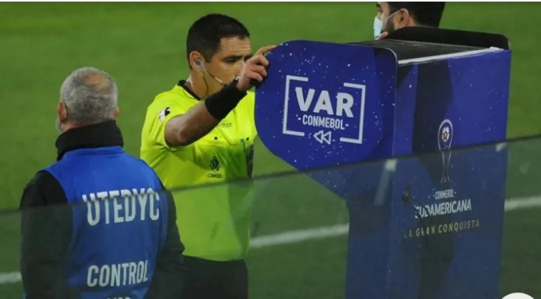 Nueva ubicación para el monitor del VAR en torneos Conmebol