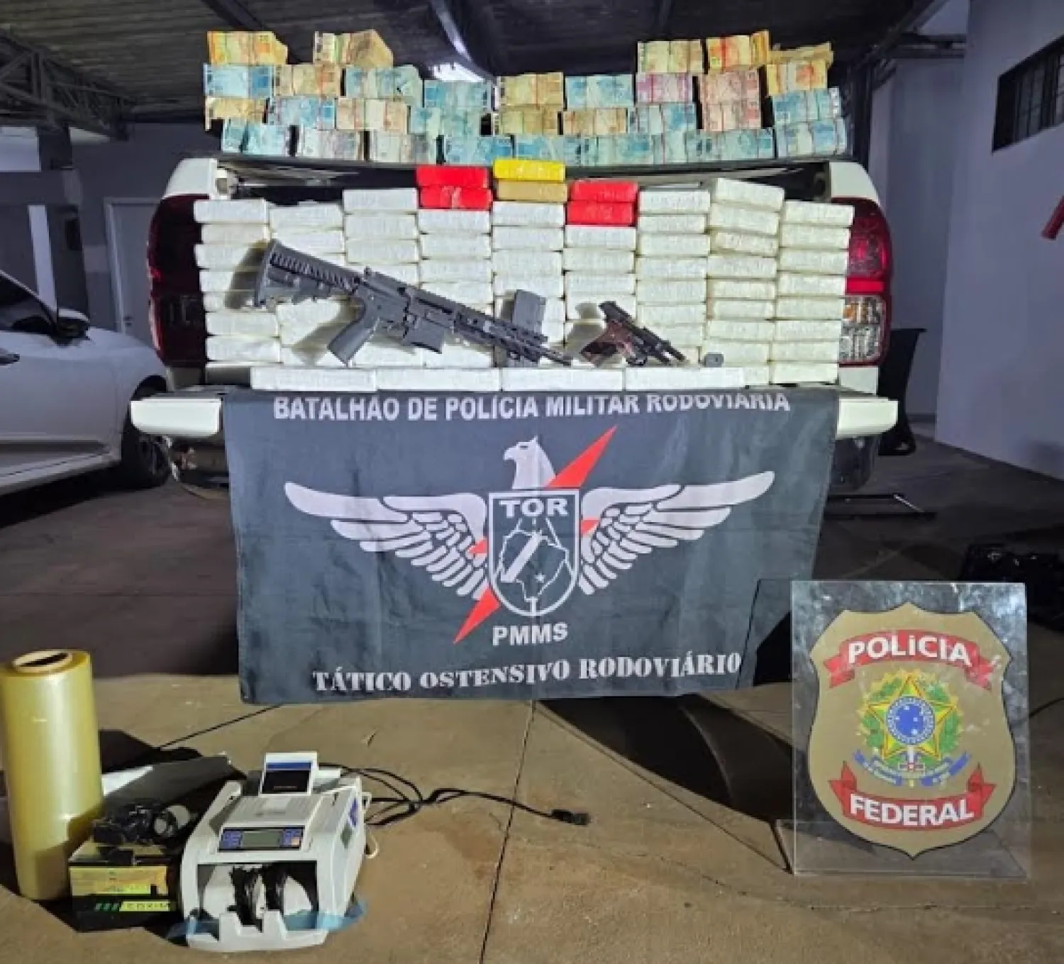 Policía Rodoviaria Militar junto con la Policía Federal arresta a hombre con una gran cantidad de cocaína, más de R$ 1,7 millones en efectivo y rifle