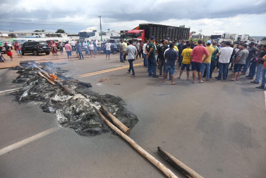 MS: camioneros molestos por resultado de las elecciones bloquean rutas y piden que el Ejército tome las calles