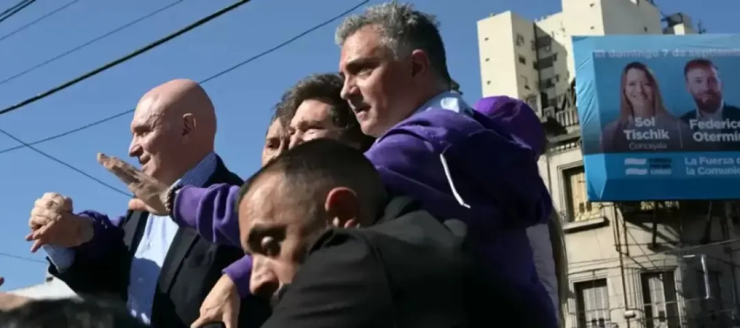 Javier Milei atacado con piedras en acto de campaña en Argentina