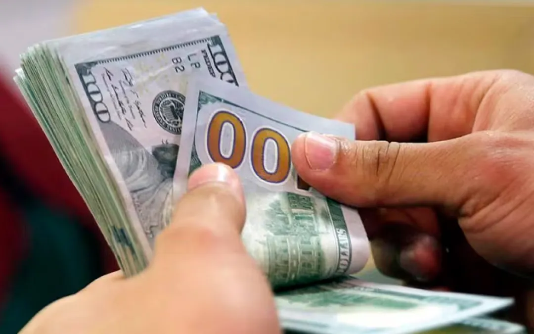 El debilitamiento del dólar llegó a Paraguay: cotización cae a G. 7.800, la segunda más baja del año