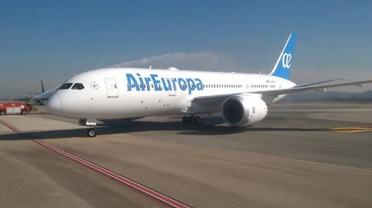 Avión en emergencia aterriza tras sufrir desperfecto en una turbina a causa de aves