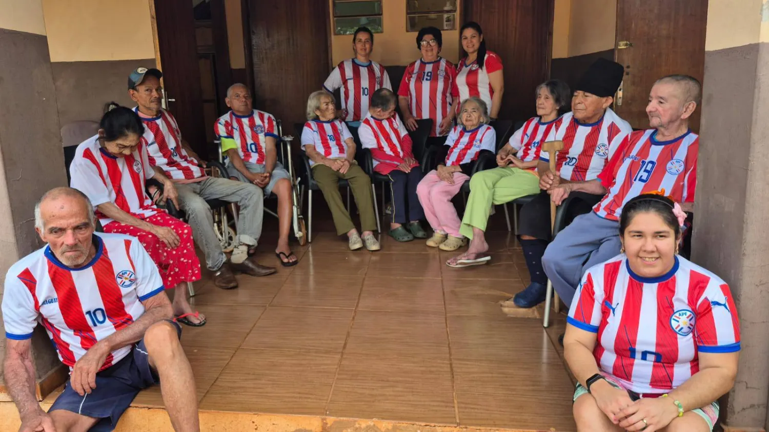 Abuelitos del "Hogar de Ancianos Santa Ana", dependiente de la Municipalidad de Pedro Juan Caballero, se suman a  la pasión futbolera