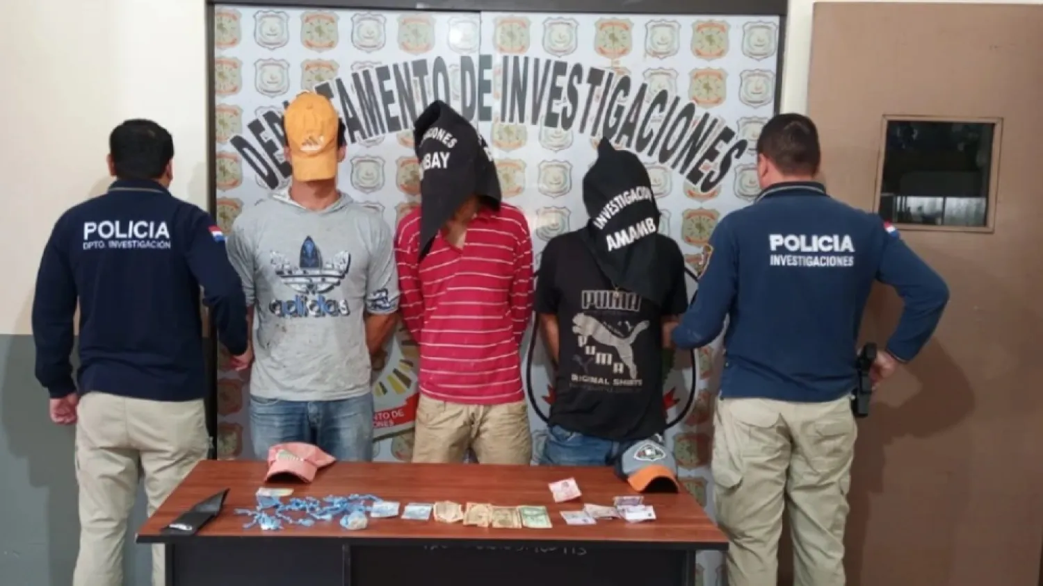 Pedro Juan Caballero : Agentes de Investigaciones aprehenden a vendedores de drogas en la vía publica