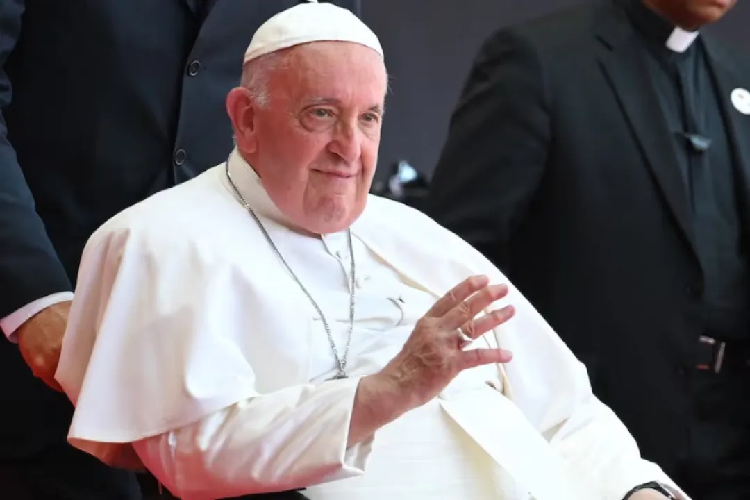 El papa Francisco pasó una “noche tranquila”, aquejado de neumonía