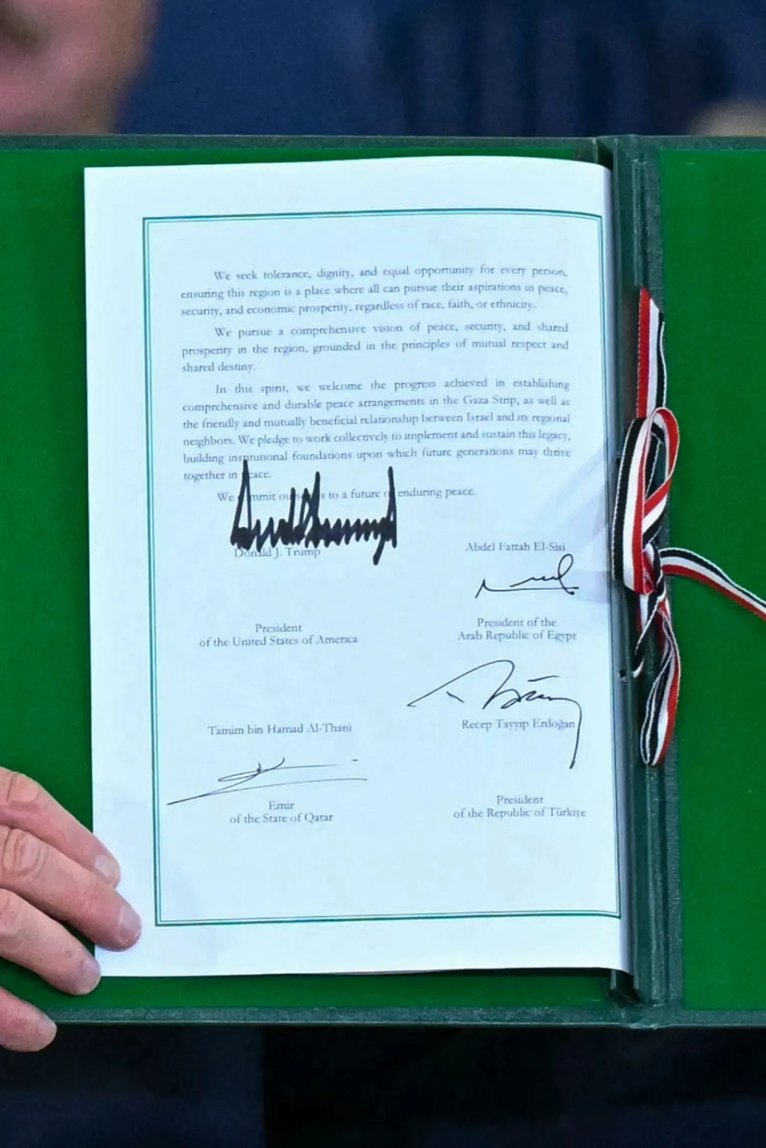 Ante histórico acuerdo para el fin de la guerra en Gaza, dice Trump: “Por fin tenemos paz en Oriente Medio”