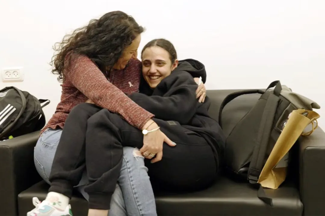 “Mamá absoluta” cuenta el milagro del regreso de su hija de “las tinieblas” de Hamás en Gaza