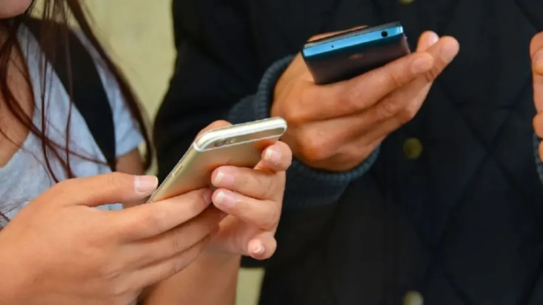 ¿Qué hora es? Apareció “el horario de invierno” en celulares y causó confusión en Paraguay