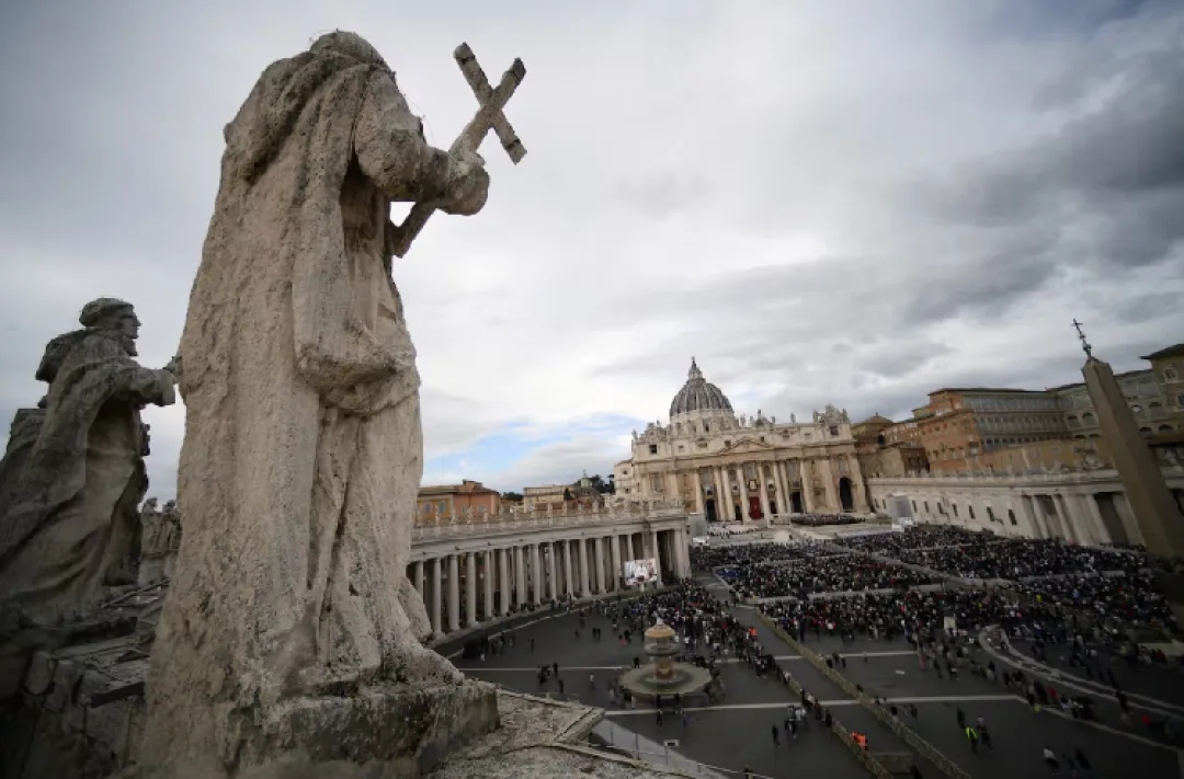 El último parte del Vaticano informa que el papa sigue en estado crítico, pero estable