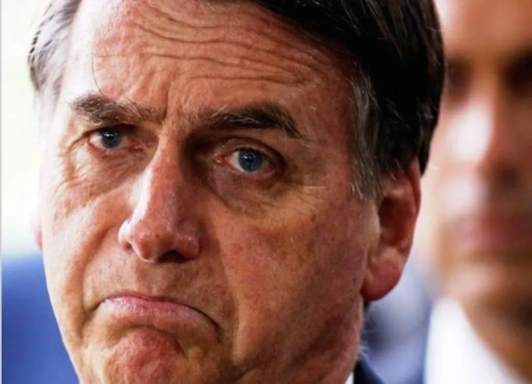 Ordenan prisión domiciliaria de Bolsonaro por uso de redes
