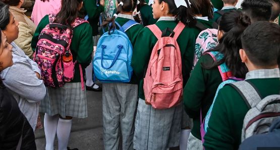 Revisión de mochilas en los colegios, el plan A del MEC tras el crimen de una maestra