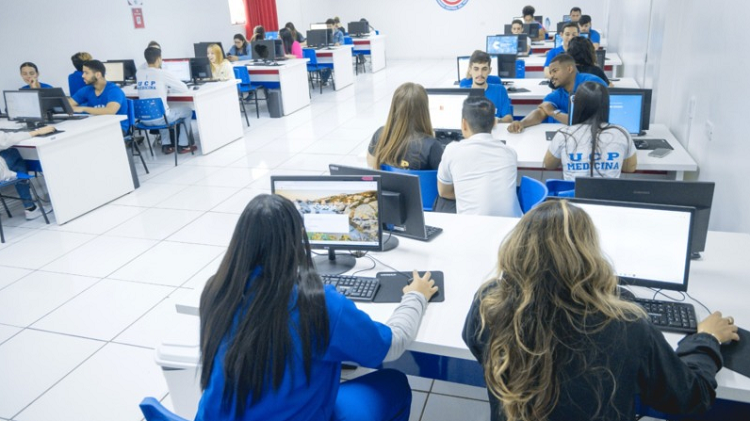 UCP Medicina: Amplio y moderno laboratorio informático con más de cien ordenadores de última generación