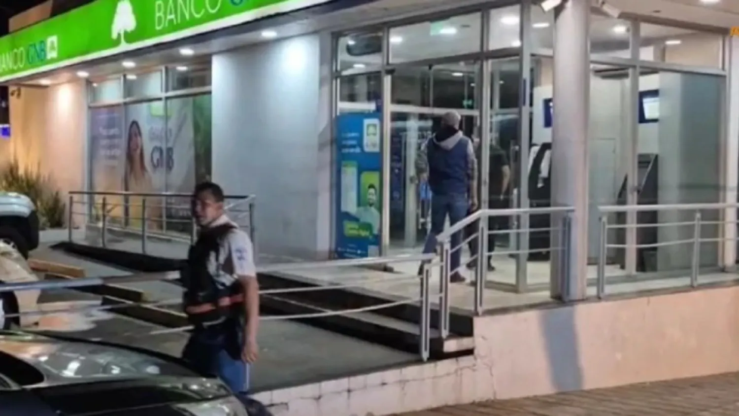 Dos personas abren boquete e intentan ingresar a sucursal de un banco en Villa Elisa