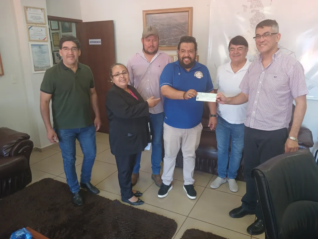 Municipalidad local entrega cheque a la Federación de Futbol de Salón