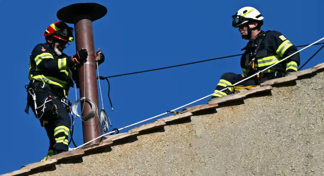 El Vaticano instala chimenea en la Capilla Sixtina para el cónclave