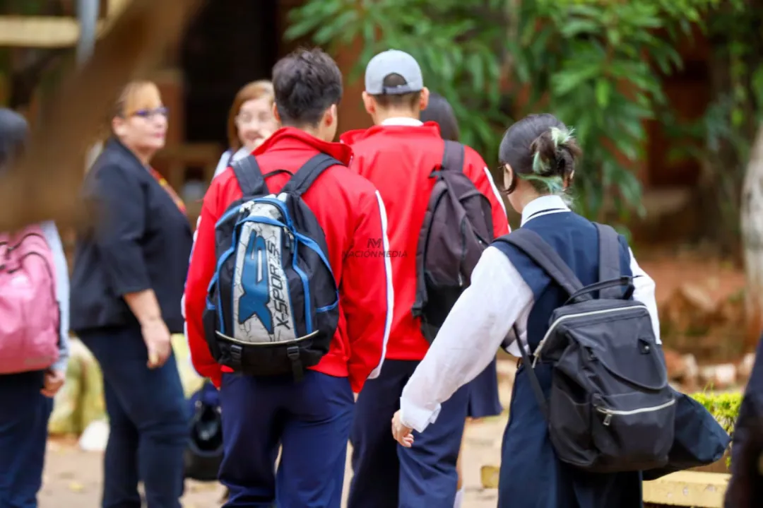 Mochilas pesadas pueden afectar músculos y articulaciones de la columna de estudiantes, recuerdan