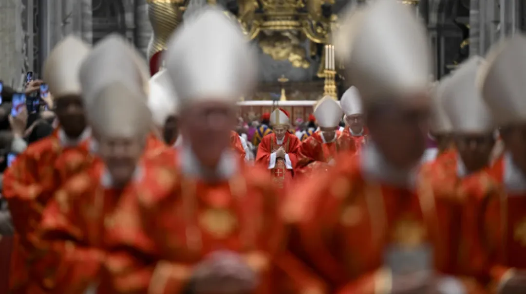 La Constitución vaticana y los ritos del cónclave, en la mesa de los cardenales